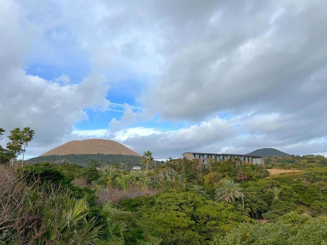 冨永裕輔さんのインスタグラム写真 - (冨永裕輔Instagram)「北九州、築上町に続いて、五島列島を満喫！皆さんと楽しくツアー最後の夜を過ごしています✨  島々を船で巡り世界遺産の旧五輪教会堂などを見学⛴️ 去年オープンしたばかりの「ホテルカラリト五島列島」はとても素敵なお宿 椿茶屋のいろりで五島のお魚や五島牛に舌鼓 そして各地で生ライブも  #冨永裕輔と行く北部九州五島列島ツアー #五島列島 #世界遺産 #ツアー #かくれキリシタン #ホテルカラリト五島列島  #椿茶屋 #旧五輪教会」12月9日 22時02分 - yusuketominaga_official