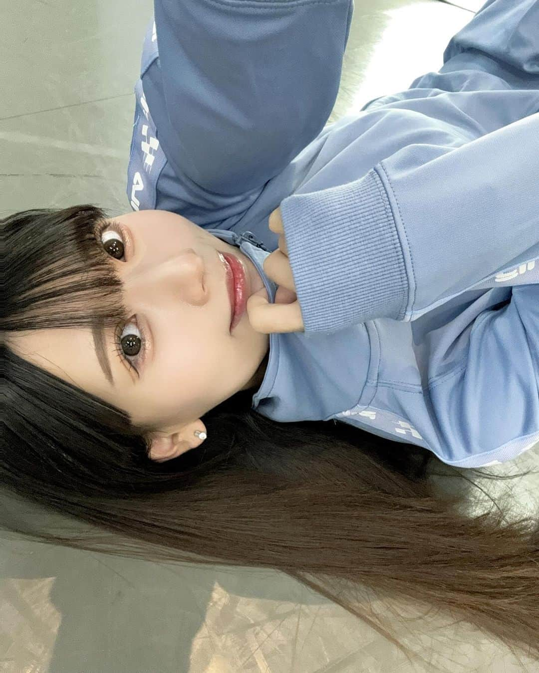 山田麻莉奈さんのインスタグラム写真 - (山田麻莉奈Instagram)「. やあ🧸⋆꙳  最近はナナシスのライブリハに 朗読劇のリハにとがんばっております。  写真はこの前のナナシスリハのときの ✩   ひなちゃん @hina_kawago のブランドの @yonakajp のジャージがかわいくて 着るだけでとってもやる気が出てくる。🩵 シオネカラーなのもよき🐧  2053ライブは16.17 朗読劇「美男ペコパンと悪魔」は21.23 どちらもよろしくお願い致します！がんばるぞ〜」12月9日 22時02分 - marina.yamada_324