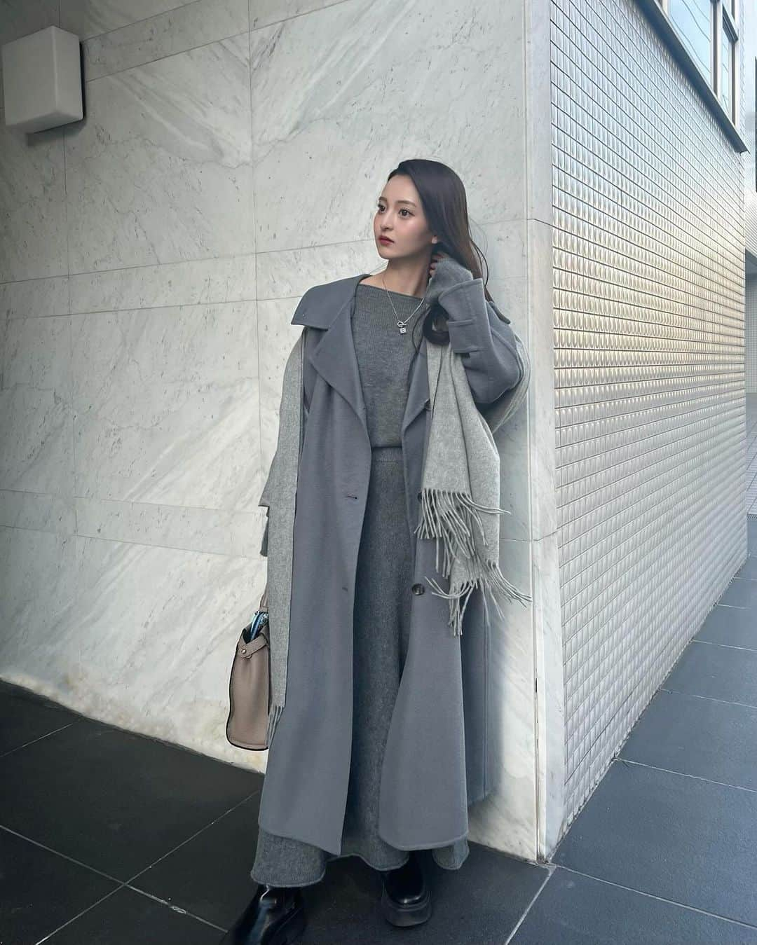 池田有里紗さんのインスタグラム写真 - (池田有里紗Instagram)「ootd.  GREYグラデを意識してみました🩶 繊細な濃淡アイテムを組み合わせて今っぽく。  @fifth_official セットアップのニットはGREYを。 単品でもシャツなどをレイヤードしても大人かわいく合わせられるニットトップス。  スカートはゴム使用で動きやすいフレアシルエット。  コートはあえてのBLUE GREY.  BLUEを合わせるとシックなグレーグラデにほんのり甘さが漂ってフェミニンさをアップさせてくれる🩶  #PR #fifth #フィフス #フィフススタイル #fifthtl #ボートネックニットスカートセットアップ #グレーコーデ グレー #セットアップ #大人きれいめ #大人ファッション #ootd #ars_ootd」12月9日 22時02分 - arisa.ikd