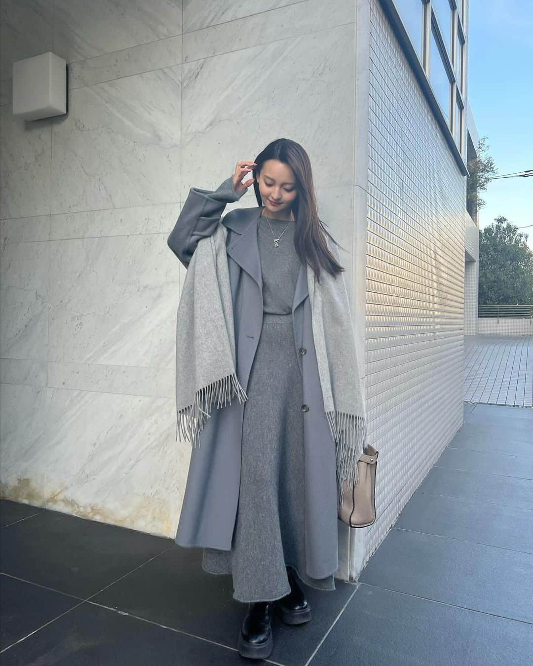 池田有里紗さんのインスタグラム写真 - (池田有里紗Instagram)「ootd.  GREYグラデを意識してみました🩶 繊細な濃淡アイテムを組み合わせて今っぽく。  @fifth_official セットアップのニットはGREYを。 単品でもシャツなどをレイヤードしても大人かわいく合わせられるニットトップス。  スカートはゴム使用で動きやすいフレアシルエット。  コートはあえてのBLUE GREY.  BLUEを合わせるとシックなグレーグラデにほんのり甘さが漂ってフェミニンさをアップさせてくれる🩶  #PR #fifth #フィフス #フィフススタイル #fifthtl #ボートネックニットスカートセットアップ #グレーコーデ グレー #セットアップ #大人きれいめ #大人ファッション #ootd #ars_ootd」12月9日 22時02分 - arisa.ikd