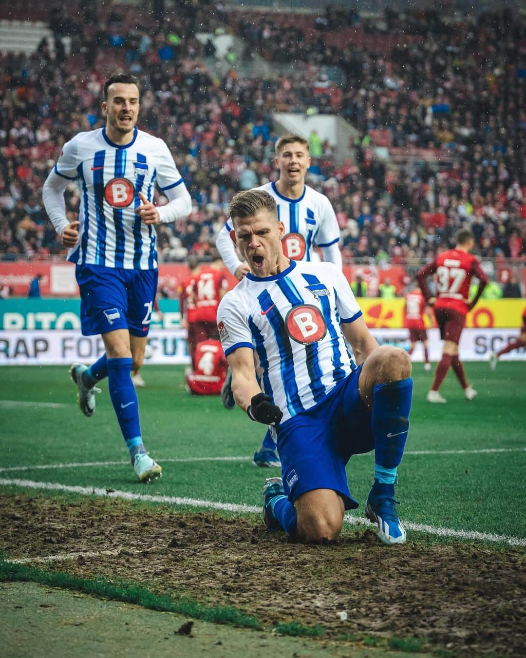 ヘルタ・ベルリンさんのインスタグラム写真 - (ヘルタ・ベルリンInstagram)「Fallrückzieher-Flo! 🤩🤌 @floniederlechner7  . . #FCKBSC | 1:1 | #HaHoHe」12月9日 22時12分 - herthabsc