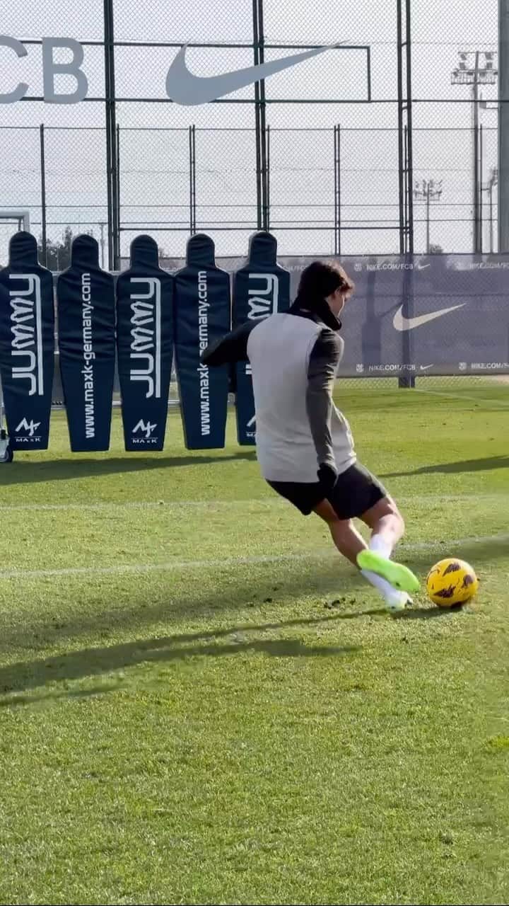 のインスタグラム：「🚀 Welcome to João’s free kick masterclass」
