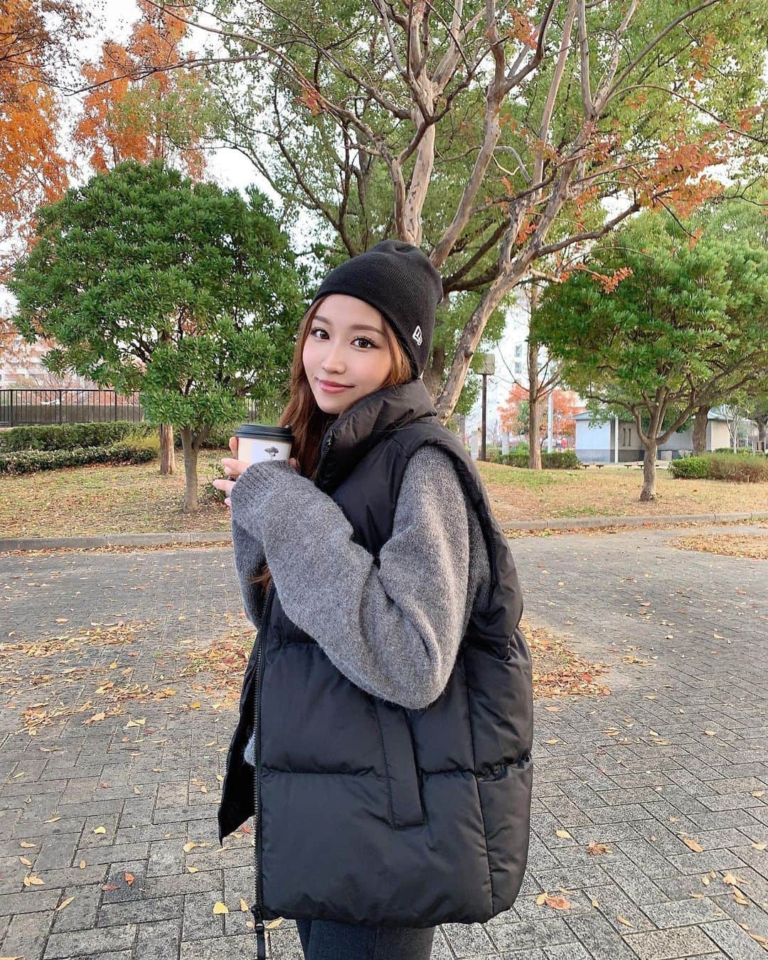 MISAKIのインスタグラム：「★ ⁡ ⁡ ホットコーヒーが沁みる☕️🍂✨ ⁡ ⁡ @shein_japan  @sheinofficial   ⁡ ☑︎アイテム検索ID Tops →  22843666 Pants →  5024792 Down vest →  6124572 Boots →  17610230 ⁡ ⁡ 試すたび、好きが見つかる。届くたび、好きが増えてく💕 ⁡ ☑︎クーポンコード 【 EBSJP354 】 ⁡ ⁡ ⁡ ⁡ ⁡ ⁡ #SHEINGoodFinds#SHEIN冬の感謝祭#SHEINforAll #loveshein #ad #saveinstyle #今日のコーデ #今日のメイク #マツエク #ファッション #カジュアルコーデ #大人カジュアル #大人かわいい #ロングヘア #ベージュカラー #apex女子 #ゲーマー女子  ⁡ ⁡」