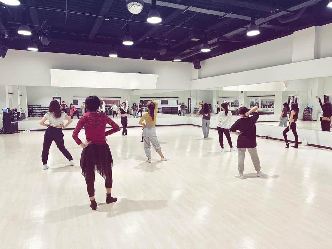 FOLEのインスタグラム：「2回目の開催ありがとうございました♪  『Special Dance Work Shop vol.2』が 先程 、大盛り上がりの中終わりました♪ 遠方からお越しいただいた方もおられ、本当にありがとうございます！ 皆様、楽しそうないい表情してました☺︎  来年も開催すべく現在予定調整中です！ 今後もプロダンサーOH!NAさん @ohina_official のWork Shopにご注目下さい！  #FOLEフィットネスクラブ #FOLE #フォーレ #豊洲ジム #東雲ジ厶 #フィットネスクラブ #24H #豊洲東雲最大級 #プロダンサー #CMやTVなどでも活躍中 #ダンス #特別レッスン #special_dance_work_shop #vol2」