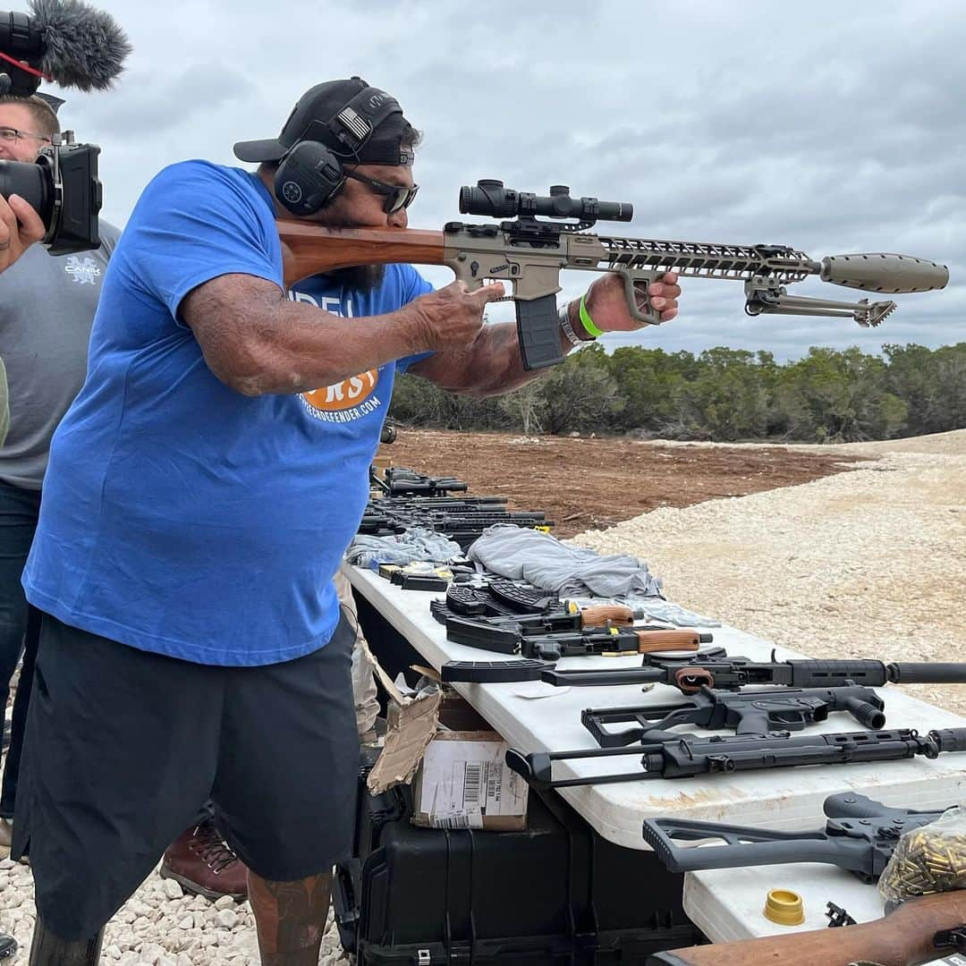 ウエストコーストチョッパーズのインスタグラム：「Fun times with the Mrs this week taking some JJFU guns out in the wild!  I love watching some friends shoot a Nomad with an Aero-Sonic. Witnessing them become believers that it’s by far the best LSFS. ….but but …. The shape….😭😩😂😂  Also seeing the WTF is That! When I busted out the New Califas2.  Thanks so much for the invite @drdemolitionmatt we had fun! Can’t wait till the next one.  #jessejames」