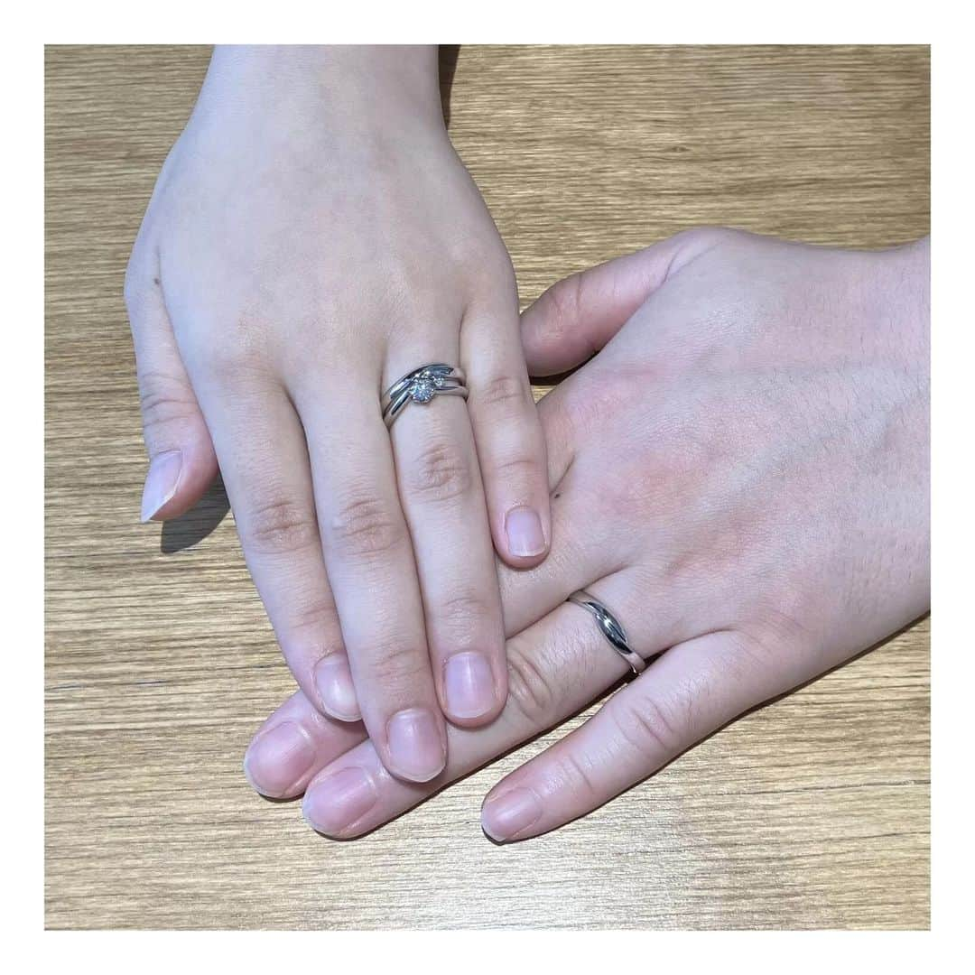 ith / イズ オーダメイド結婚指輪さんのインスタグラム写真 - (ith / イズ オーダメイド結婚指輪Instagram)「婚約指輪は、左右非対称な 柔らかい形が特徴の《ムーン》です。  満月のように輝く中央のダイヤモンドの横に 流れ星のような小さなダイヤモンドが留まっています。  結婚指輪《モデラート》は、 ぽってりとしたアームが左右から伸び、 優しく手を取り合っているような形です。  「一生着けるものだから」 着け心地と結婚指輪らしさに こだわって出来上がった組み合わせです。  ▽ 指輪について 婚約指輪：ムーン Pt950/0.25ct〜：276,000円〜  結婚指輪(男性)：モデラート Pt950：137,000円〜  結婚指輪(女性)：モデラート Pt950：122,000円〜  お問い合わせコード：25786  ***********************************  ⧉ ith 公式WEB @ith_marriage アカウントTOPへ  ☞ プロフィールURLをタップ  ⧉ 暮らしに寄り添うジュエリー ith online store ☞ @ith_jewelry  ***********************************  #結婚指輪 #マリッジリング #婚約指輪 #エンゲージリング #カスタマイズ #オーダーメイド #オーダーリング #オーダー #手仕事 #職人 #アトリエ #指輪選び #指輪探し #ダイヤモンド」12月9日 22時10分 - ith_marriage