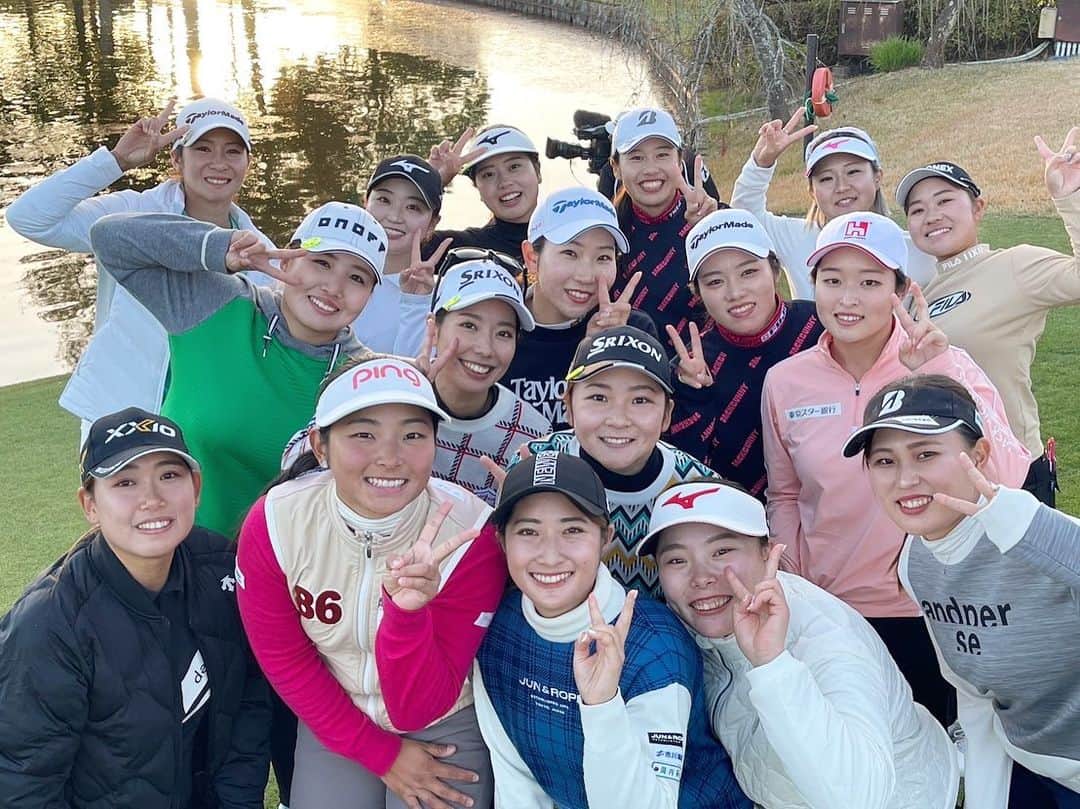高野あかりのインスタグラム：「. 95期生❤️  去年合格した時は私だけ年上だし、こんなにみんなと仲良くなれると思ってなかった！笑  シーズン中のみんなの頑張りや優勝が本当に刺激になったし、私も頑張るやってやるって気持ちになれました☺️ みんなありがとう大好き❤️‍🔥  シーズンオフ会えないのは寂しいけどまた数日後にセミナーで会いましょう！  投稿し直しました🙇‍♀️ コメントしてくださった方すみませんまたコメントしてください💛  #推しの奥山純菜が可愛すぎ」