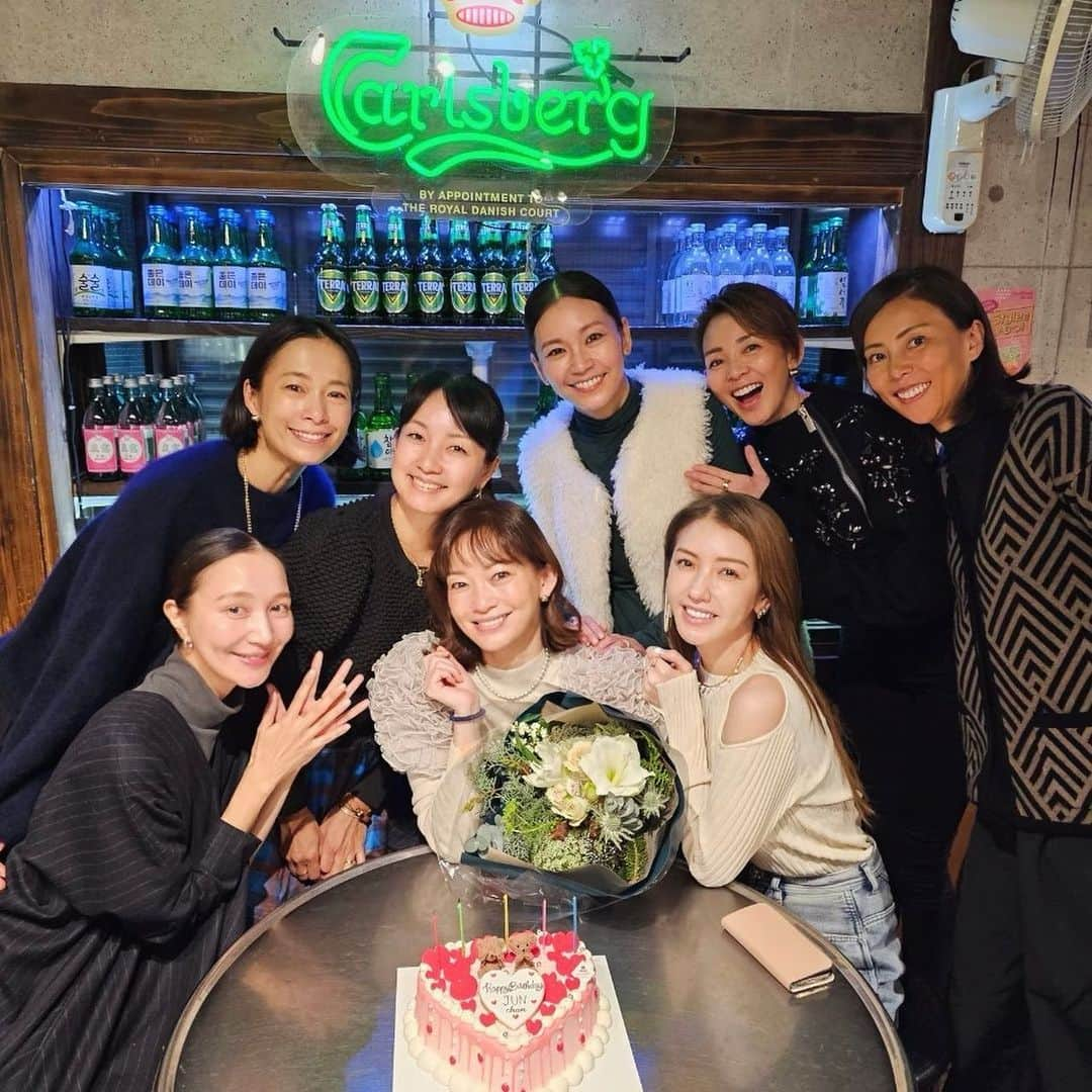 愛可さんのインスタグラム写真 - (愛可Instagram)「・ 月1恒例の新大久保会！  今回もチャカン食堂にて野菜たっぷりのコリアンランチを囲んで純ちゃんの誕生日会、そして往年のメンバーで忘年会を！  おおらかで真面目でどこまでも優しい純ちゃん、 若かりし頃から同じ事務所で、今は亡き恩師でもある 母のような存在のマネージャーの下、あゆんことナオちゃんと同じく姉妹のような存在なのです。 （みんな同じマネージャーでした。） そんな純ちゃんのお誕生日をみんなでお祝いできて良かった☺️✨  美香ちゃんの格言付き、andGIRL冬号の別冊カレンダーをいただき、これまた奇跡の可愛いさで、 みんなで格言をよみあげながらの大興奮で楽しい時間でした！  この会の密かな楽しみ、それぞれからのお土産にも盛り上がり、私はお正月に向けてお餅にしましたが、500gを8個は重かった〜😂　抱き抱えて行きました。 今度は軽いもの探そっと。」12月9日 22時15分 - aikick