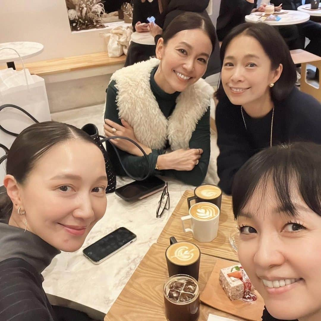 愛可さんのインスタグラム写真 - (愛可Instagram)「・ 月1恒例の新大久保会！  今回もチャカン食堂にて野菜たっぷりのコリアンランチを囲んで純ちゃんの誕生日会、そして往年のメンバーで忘年会を！  おおらかで真面目でどこまでも優しい純ちゃん、 若かりし頃から同じ事務所で、今は亡き恩師でもある 母のような存在のマネージャーの下、あゆんことナオちゃんと同じく姉妹のような存在なのです。 （みんな同じマネージャーでした。） そんな純ちゃんのお誕生日をみんなでお祝いできて良かった☺️✨  美香ちゃんの格言付き、andGIRL冬号の別冊カレンダーをいただき、これまた奇跡の可愛いさで、 みんなで格言をよみあげながらの大興奮で楽しい時間でした！  この会の密かな楽しみ、それぞれからのお土産にも盛り上がり、私はお正月に向けてお餅にしましたが、500gを8個は重かった〜😂　抱き抱えて行きました。 今度は軽いもの探そっと。」12月9日 22時15分 - aikick