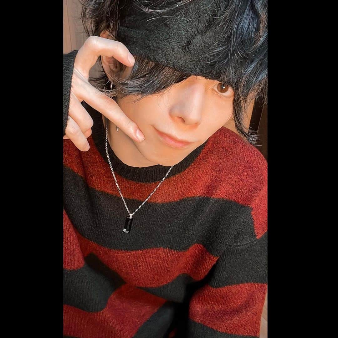 芝健のインスタグラム：「赤黒ニット🔥❣️㊗️🦀💥♨️🧨❤️‍🔥🚨💯🖤🏴♣️🎱🐈‍⬛🖤🐺🐾♟🕶  写真と動画ってどっちが嬉しいのかと教えて欲しいのと、こっちではどっちがRPとかいいねしやすいかも教えて欲しい🤔  どっちも多い方の投稿増やしたくて Xだと動画が嬉しい派が多かったんだけど反応は少なくて難しい🤔  あ！あとXで画像だと保存出来て嬉しいっても書いてもらえてたんだけど！ AndroidはわかんないけどiPhoneなら保存出来るらしいからして大丈夫だよ〜！  と、思ってたんだけど課金が必要らしい教えてくれた子ありがとうｗｗｗｗ  画面収録したり保存されるの俺はいやじゃないからお好きにどうぞだよ〜！    #冬服 #ニット #寒いの本当に無理なんだけど #服は冬服 #着るのが #1番楽しい」