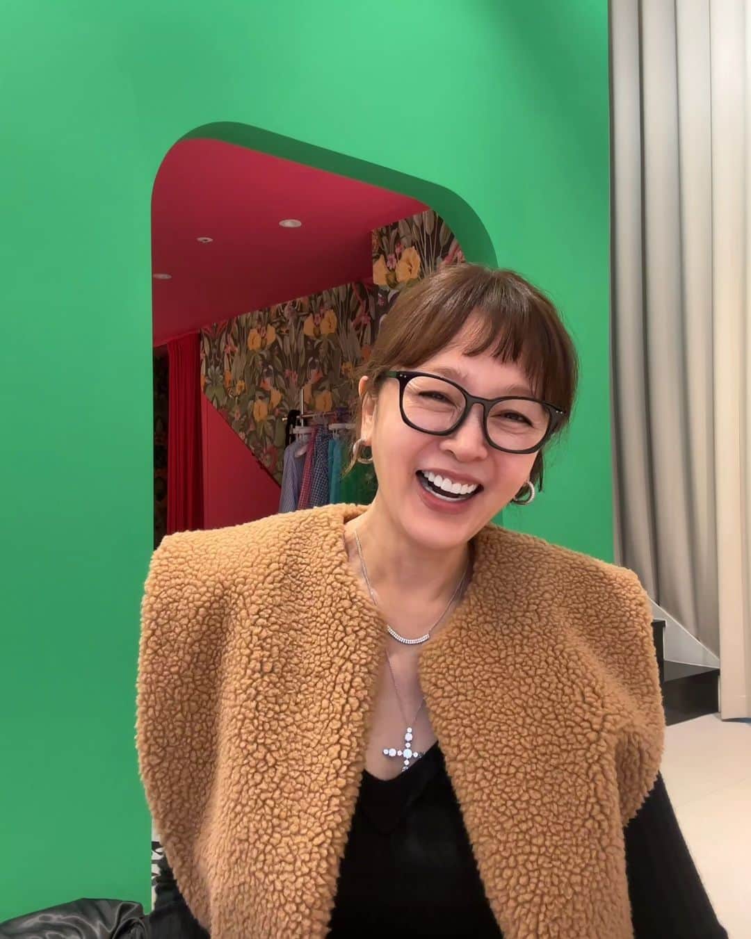 イ・スンヨンのインスタグラム：「즐거운일들만 가득하셔요♡♡ 블랙 베스트 윤이사님이 올려주실꺼구요   뽀글이베스트와  캐시미어 클래식 오드리코트도 열려있어요   초록이후디가운은 슈퍼×마고 제품으로 지금 만들어지고있는중입니당💚💚💚  뽀글이베스트 패턴이 미쳤어요  넘나 따시구요  오늘 어깨뽕만 레이디 나나 같다는 칭찬들었어요  슈띵대표님한테  푸합   샐러드에 호박스프 넘 맛났어요  깜짝 잔디통화까지❤️❤️🍒🎀🌟🙏💦💜😆  @superthingskr  #사랑스런아이템 #멋내보아요우리👌👌👌  #마고샵으로👉👉👉오셔요 #미쿡세일‼️‼️‼️」