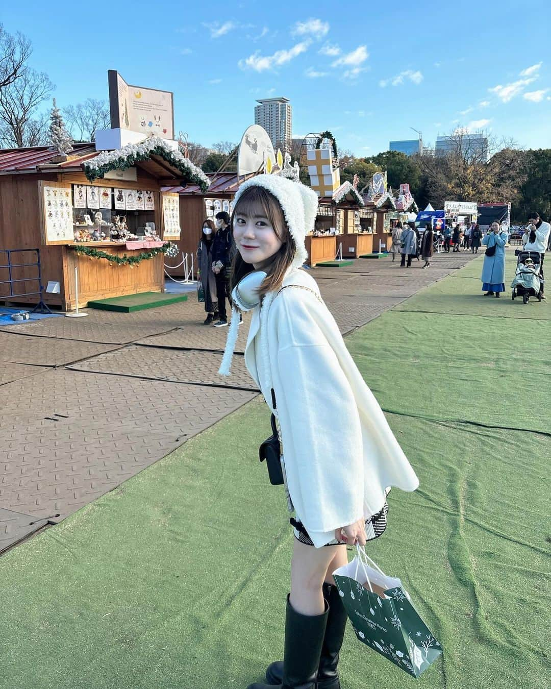 久木田菜々夏のインスタグラム：「毎年行ってるクリスマスマーケット🎁 明治神宮のは初めて!!!✨  クリスマスマーケット（ @tokyochristmas ）さんに招待して頂きました🎅🏻🎄♡  昼に行くのは初めてだったけど寒すぎないしご飯も美味しいし新鮮で楽しかった︎︎︎︎︎☺︎  #クリスマスマーケット #明治神宮外苑 #明治神宮」