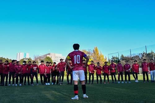 早稲田大学ア式蹴球部【公式】さんのインスタグラム写真 - (早稲田大学ア式蹴球部【公式】Instagram)「.  【 #ashikipics 📸】  ／ 日々の活動の様子をお届けします！ ＼  本日は、12月3日に行われた4年早慶戦の風景をお見せします📸  （紹介は各写真左から💁‍♂️）  1️⃣ 全員に向けて想いを語る10番キャプテン🗣️ #小泉和(4年/#横浜サイエンスフロンティア高校)  2️⃣ 試合前両チーム円陣🔥  3️⃣ 応援にも熱が📣  4️⃣ ゴールの雄叫び🙌 #森山絢太(2年/#三田学園高校) #奥田陽琉(4年/#柏レイソルU-18) #ヒル袈依廉(3年/#鹿児島城西高校) #中谷颯辰(4年/#静岡学園高校) #平野右京(4年/#滝川高校)  5️⃣ 我らがキャプテン！ #平松柚佑(4年/#山梨学院高校)  6️⃣ 勝利の紺碧の空🏅  7️⃣ 試合後は全員で📷  8️⃣ 今日は選手のスタッフ陣💨 #平川功(4年/#作陽高校) #平山怜央(4年/#刈谷高校) #佐藤慧一(4年/#早稲田実業) #浅木柊人(4年/#広島高校) #藤間英吉(4年/#鎌倉高校)  9️⃣ 自分の名前の前で🧎 素敵な横断幕を作っていただきました☺️  #jufa #waseda #早稲田大学 #早稲田大学ア式蹴球部 #ア式蹴球部」12月9日 22時22分 - waseda.univ.afc