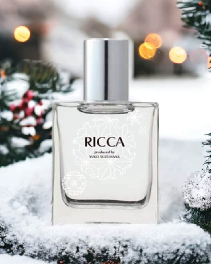鈴華ゆう子さんのインスタグラム写真 - (鈴華ゆう子Instagram)「鈴華ゆう子監修オリジナル香水 「RICCAー六華ー」。 12/17クリスマスグッズとして登場します。 ユニセックスで、冬のぬくもりを感じる甘めの香りをテーマに調合してみました！六華は、雪の結晶という意味です。 18種のベースの中から、オリジナルブレンドして作りました。 ほんの僅かの差で大きく変わる香り。。。 途中珈琲豆の香りで鼻をリセットしながら、何度も調合しなおしながら作りました。 いくつか作った香りを、日常の中で実際に付けてみて、最終的に選んだ1つが商品として誕生しました。 トップは瑞々しいアクアの香りからはじまり、ミドルにFlower系の上品さがやってきて、そしてラストはセクシーなうっすらムスク系の甘さが残ります。 ご購入は、鈴華ゆう子のECサイトからです。 ホームページをご覧ください。  こだわりの限定グッズ「RICCAー六華ー」は、八ヶ岳の美しい自然に囲まれた工場、  #金熊香水 さんに製作協力をお願いしました。 @kinkuma_perfume_official  今回は鈴華ゆう子オリジナルブレンドで、特別仕様となってます。  #鈴華ゆう子 #オリジナル香水 #yukosuzuhana」12月9日 22時23分 - yuko.suzuhana
