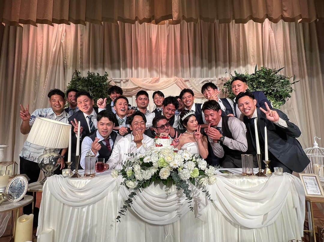 ウー・ネンティンのインスタグラム：「大学の同級生の結婚式でした  平良おめでとう🎉 お幸せに  #沖縄の結婚式すごい  #同級生 #第一工業大学 #沖繩的結婚典禮好瘋」