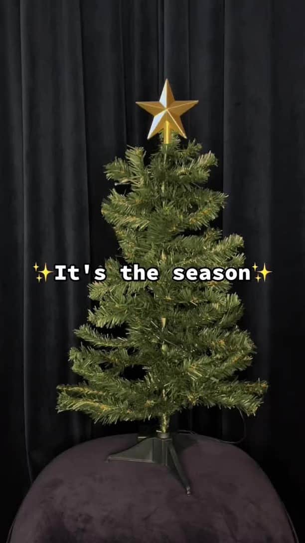 ダニエルウェリントンのインスタグラム：「It's giving opulent Holidays!✨💍 Which other DW product would you add on this Xmas tree? 🎄✨💍⁣ #HappyHolidays #XmasDecor #DanielWellington」