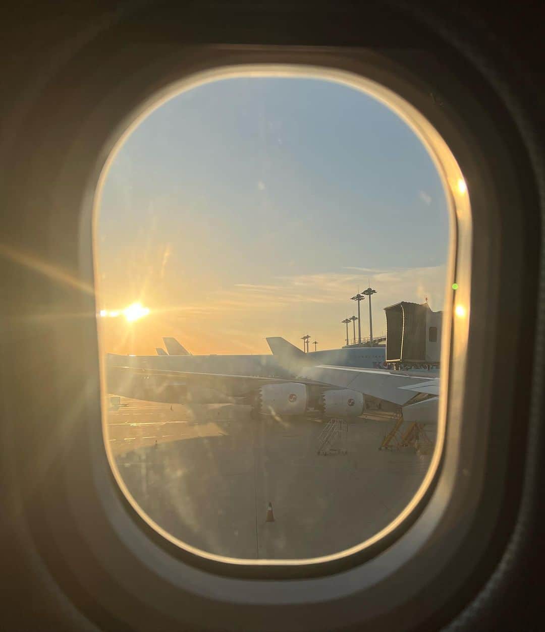 キム・ウンジョンのインスタグラム：「✨💫🫧☀️🎄☁️ 현대적인 것과 예스러움이 복잡하게 뒤섞인 매력에 한때 살아보고 싶어 집까지 찾아봤던 홍콩. 처음 올 때만 해도 4번이나 오게 될 줄은 몰랐지ㅋㅋㅋ  담에 또 올게 bye」
