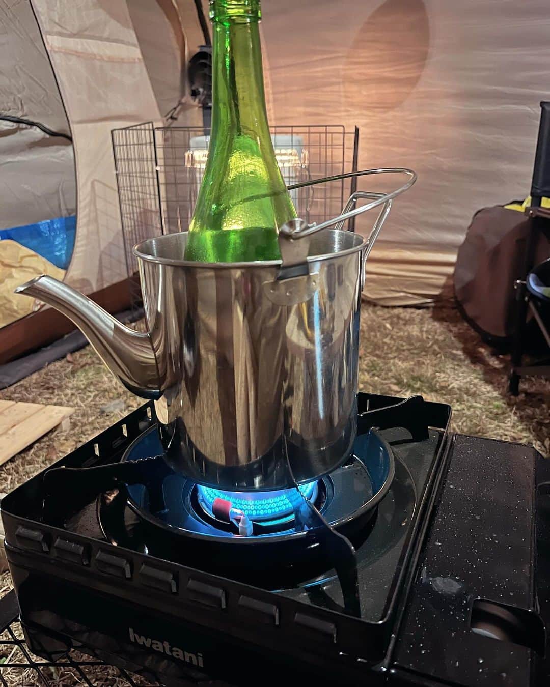 長崎峻侑さんのインスタグラム写真 - (長崎峻侑Instagram)「先日は今年最後のキャンプへ🏕️☀️ 寒かったけどストーブと湯たんぽがあれば乗り切れます👍 早い時間に焚き火して飲んで、早めにテント(秘密基地)にこもってジンギスカンとモツ煮込みとスーパーで買った刺身食べながらハイボールと熱燗🍶 冬も良いですねー🍶🏕️🍺 #キャンプ　#冬　#富士山　#自然　#酒　#肉　#焚き火　#ハイボール　#日本酒　#熱燗　#湯たんぽ　#ストーブ」12月9日 22時32分 - shunsukenagasaki