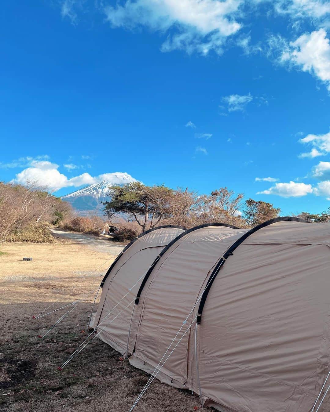 長崎峻侑さんのインスタグラム写真 - (長崎峻侑Instagram)「先日は今年最後のキャンプへ🏕️☀️ 寒かったけどストーブと湯たんぽがあれば乗り切れます👍 早い時間に焚き火して飲んで、早めにテント(秘密基地)にこもってジンギスカンとモツ煮込みとスーパーで買った刺身食べながらハイボールと熱燗🍶 冬も良いですねー🍶🏕️🍺 #キャンプ　#冬　#富士山　#自然　#酒　#肉　#焚き火　#ハイボール　#日本酒　#熱燗　#湯たんぽ　#ストーブ」12月9日 22時32分 - shunsukenagasaki