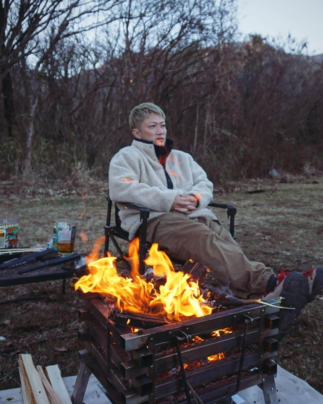 長崎峻侑さんのインスタグラム写真 - (長崎峻侑Instagram)「先日は今年最後のキャンプへ🏕️☀️ 寒かったけどストーブと湯たんぽがあれば乗り切れます👍 早い時間に焚き火して飲んで、早めにテント(秘密基地)にこもってジンギスカンとモツ煮込みとスーパーで買った刺身食べながらハイボールと熱燗🍶 冬も良いですねー🍶🏕️🍺 #キャンプ　#冬　#富士山　#自然　#酒　#肉　#焚き火　#ハイボール　#日本酒　#熱燗　#湯たんぽ　#ストーブ」12月9日 22時32分 - shunsukenagasaki