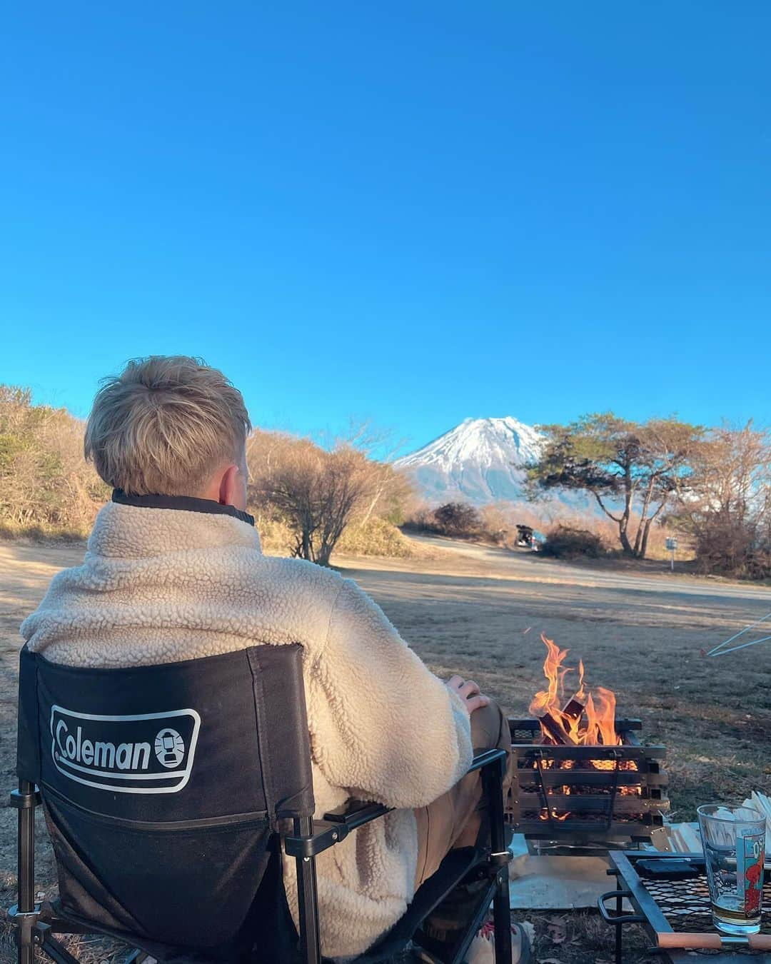 長崎峻侑さんのインスタグラム写真 - (長崎峻侑Instagram)「先日は今年最後のキャンプへ🏕️☀️ 寒かったけどストーブと湯たんぽがあれば乗り切れます👍 早い時間に焚き火して飲んで、早めにテント(秘密基地)にこもってジンギスカンとモツ煮込みとスーパーで買った刺身食べながらハイボールと熱燗🍶 冬も良いですねー🍶🏕️🍺 #キャンプ　#冬　#富士山　#自然　#酒　#肉　#焚き火　#ハイボール　#日本酒　#熱燗　#湯たんぽ　#ストーブ」12月9日 22時32分 - shunsukenagasaki