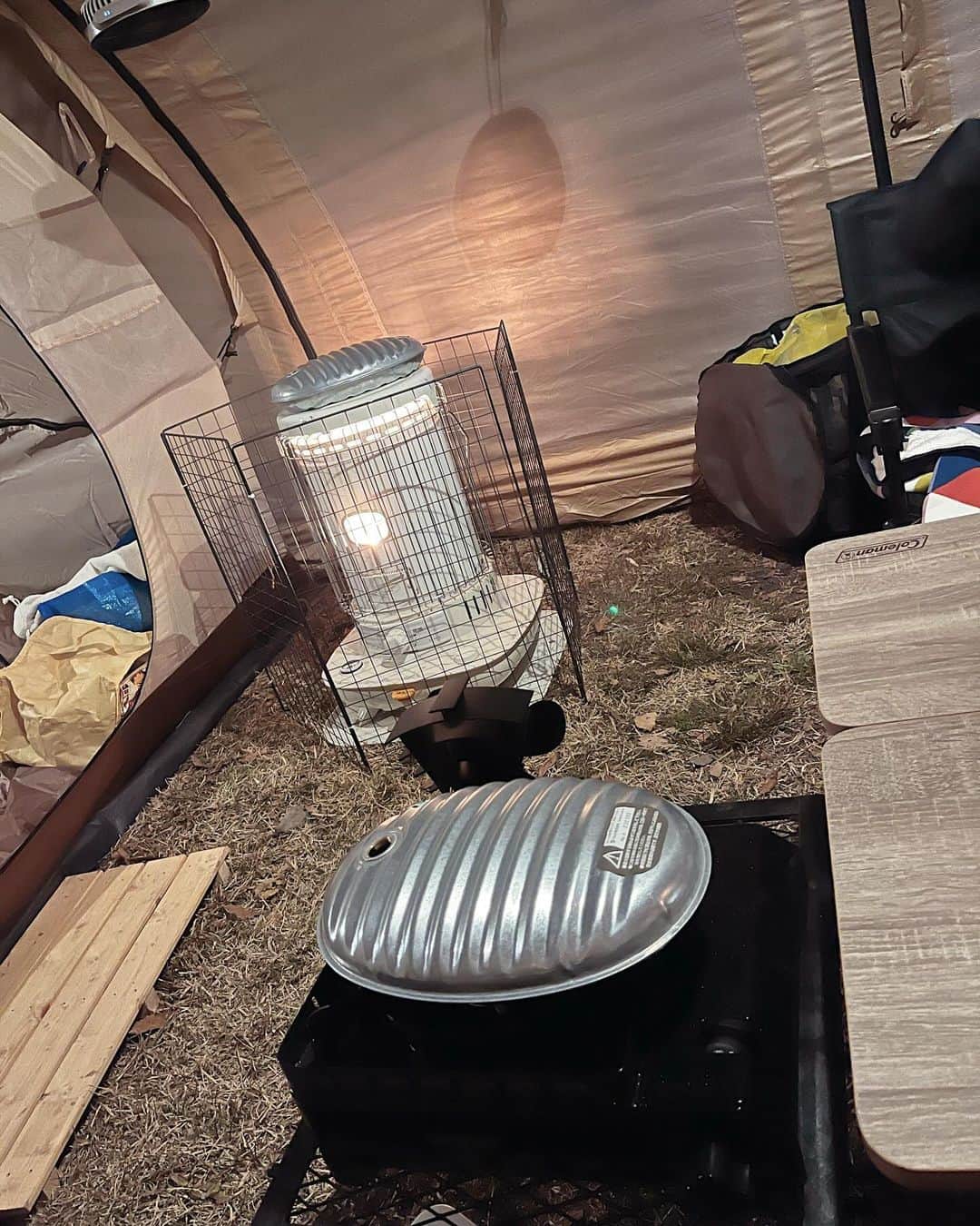 長崎峻侑さんのインスタグラム写真 - (長崎峻侑Instagram)「先日は今年最後のキャンプへ🏕️☀️ 寒かったけどストーブと湯たんぽがあれば乗り切れます👍 早い時間に焚き火して飲んで、早めにテント(秘密基地)にこもってジンギスカンとモツ煮込みとスーパーで買った刺身食べながらハイボールと熱燗🍶 冬も良いですねー🍶🏕️🍺 #キャンプ　#冬　#富士山　#自然　#酒　#肉　#焚き火　#ハイボール　#日本酒　#熱燗　#湯たんぽ　#ストーブ」12月9日 22時32分 - shunsukenagasaki