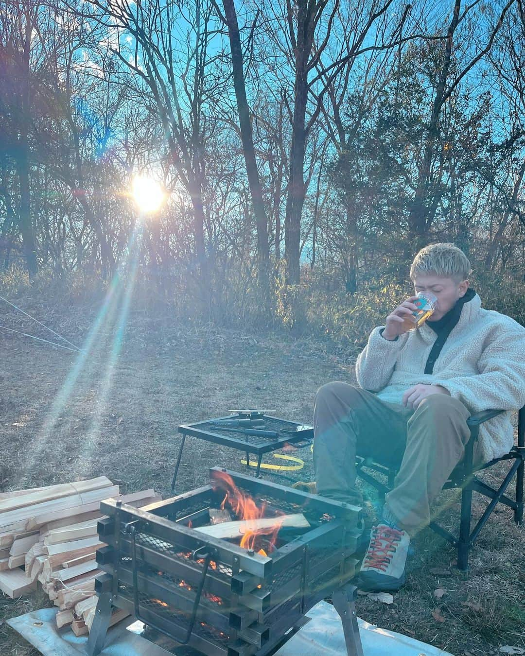 長崎峻侑のインスタグラム：「先日は今年最後のキャンプへ🏕️☀️ 寒かったけどストーブと湯たんぽがあれば乗り切れます👍 早い時間に焚き火して飲んで、早めにテント(秘密基地)にこもってジンギスカンとモツ煮込みとスーパーで買った刺身食べながらハイボールと熱燗🍶 冬も良いですねー🍶🏕️🍺 #キャンプ　#冬　#富士山　#自然　#酒　#肉　#焚き火　#ハイボール　#日本酒　#熱燗　#湯たんぽ　#ストーブ」