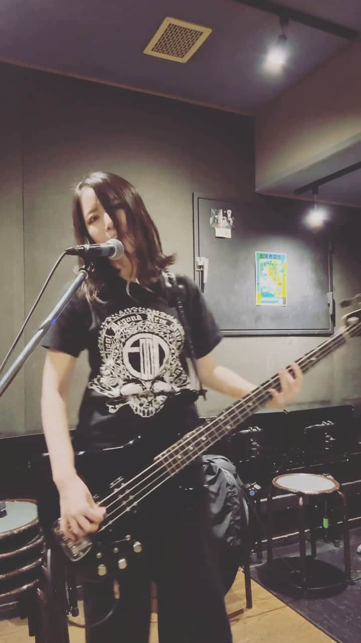 ERYのインスタグラム：「明日はKiLLKiLLSライブ！久々すぎ！ というわけで、予習用にリハ動画もう1本アップします。 新宿club SCIENCEにて18:15スタートで、我々の出番は結構遅めです！間に合うかどうか微妙だ！でも行きたい！みたいな方はご相談ください。 お友達からの連絡も歓迎。 #KiLLKiLLS」