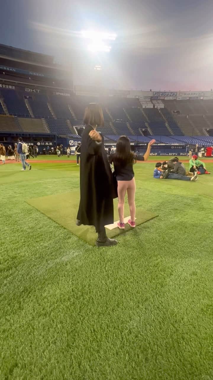 乙黒えりのインスタグラム：「BALLPARKFANTASIA@横浜スタジアムに行ってきたよ！小さい子は朝から16:00までがおすすめ！ 5時からぐっと寒くなるので防寒してね🧣💕  ☀️おもちゃ de プレイ！ 日時	2023/12/09(土)〜2023/12/17(日) 10:00-16:00 場所	横浜スタジアムグラウンド内 横浜スタジアムが巨大なおもちゃ箱に!？ 巨大なおもちゃのオブジェを中心とし、まわりには体を思い切り動かして楽しむ「アクティブエリア」、創造力を働かせて楽しむ「クリエイティブエリア」など親子で楽しめる体験👪  🌙おもちゃ de ディスコ！ 日時	2023/12/09(土)〜2023/12/17(日) 17:00-21:00 夜は横浜スタジアムがディスコに大変身！ クリスマスソングやロック、懐かしの曲など様々なジャンルの音楽にのせて、スタジアムならではの光の演出が特別な空間を生み出します。家族や友達、恋人と楽しめる新感覚のイルミネーションショーをやってるよ！  # @ballpark_fantasia 夜を楽しむ # 親子で # 友達と # 恋人と # フォトスポット」