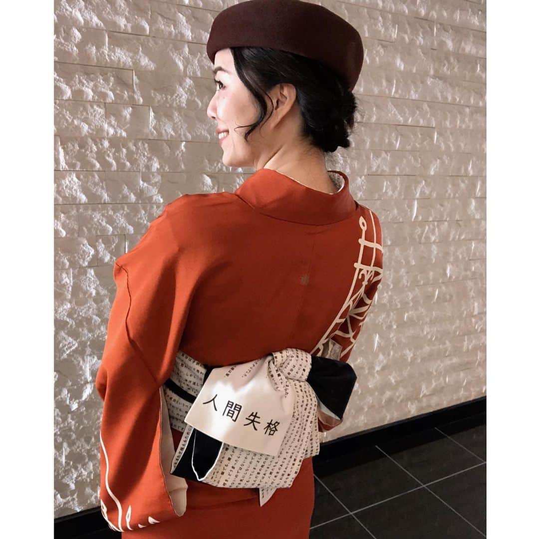 桂紗綾さんのインスタグラム写真 - (桂紗綾Instagram)「アンティークお着物に、本日メインの『人間失格』半巾帯❤️ 太宰治が通ったバー『ルパン』にいそうなモダンガール風に。  #着物  #アンティーク着物  #レトロ着物  #アンティーク着物コーデ  #人間失格  #太宰治」12月9日 22時36分 - saaya_katsura_abc