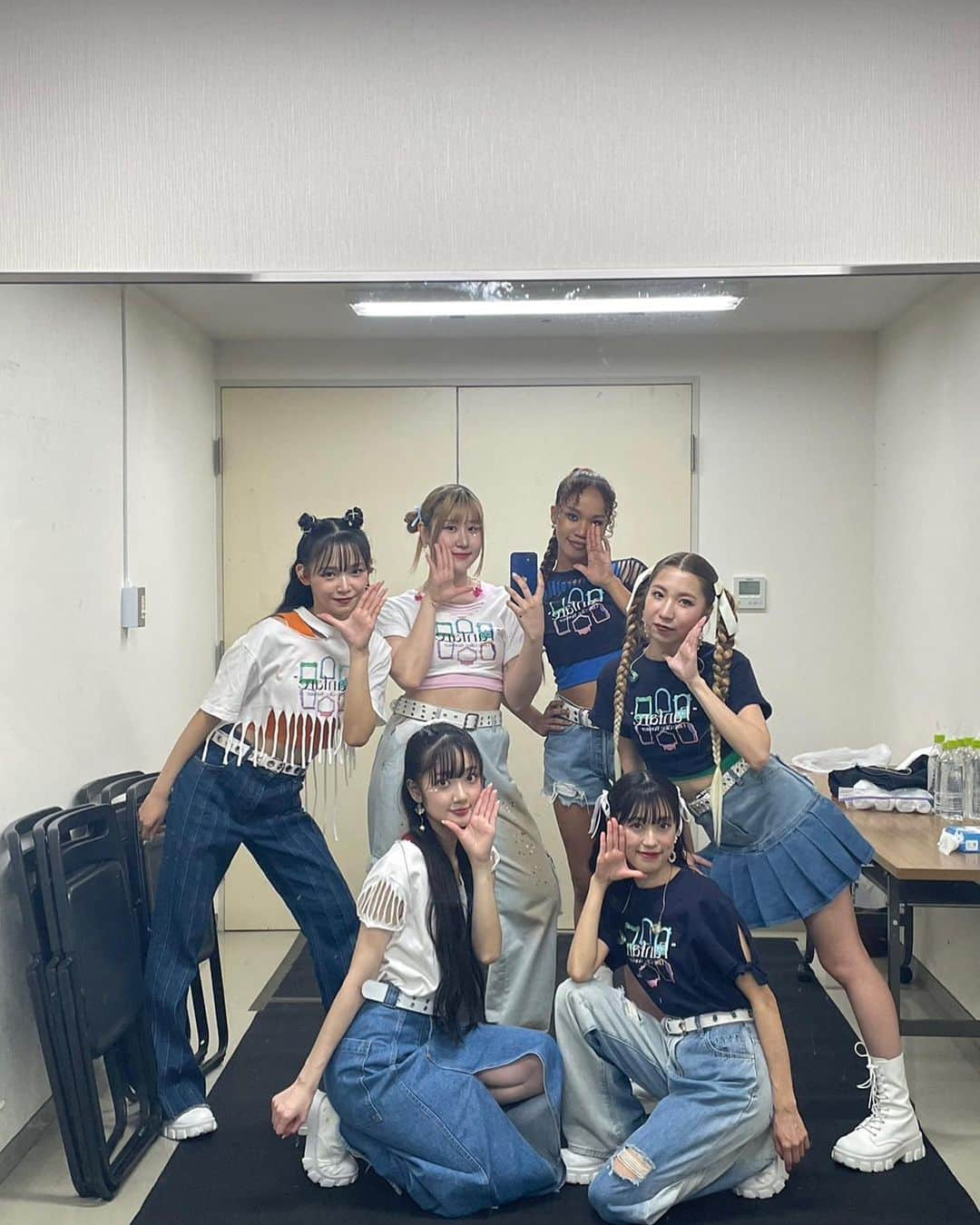 かれん（古賀かれん）のインスタグラム：「Fanfare in 石川！！ ありがとうございました！！  とってもとっても楽しかったね！！ みんなの勢い、凄かったよー！！  流石の金沢の皆さん、金箔よりも輝いていました！🤩✨  今回、金沢の滞在時間めちゃ少なくて観光できなかったのが残念〜😢  また石川にライブしに来ます！ ありがとうーー！  ひゃくまんさん好き！🪨 今日もシールいっぱい付けたよ〜☺️🫶🏻🤍✨」