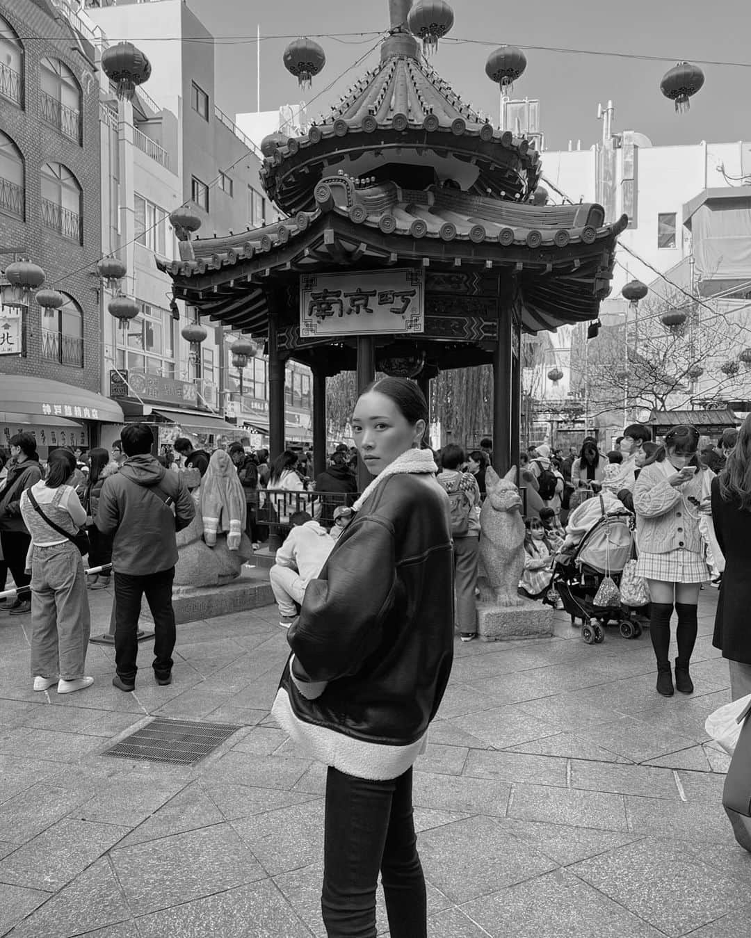 石川マリーのインスタグラム：「中華街で食べ歩き👣  神戸の中華街は初めてだったんだけど 横浜よりも楽しかった🎶 たくさん、本当にた〜くさん食べたよ🤭 ． ． ． ． ． ． ． #神戸 #南京町 #神戸中華街 #中華街 #神戸観光 #ママ #ママスタグラム #女の子ママ #アラフォーママ #大阪ママ #関西ママ #chinatown #kobe」