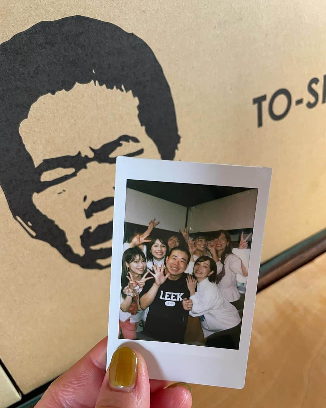 沢辺りおんのインスタグラム：「仮眠したら夢にファンの人達出てきた！！ みんな元気かな？？☺️  ショウガールズメンバーにも会いたいなぁ💐  #岡田を追え」