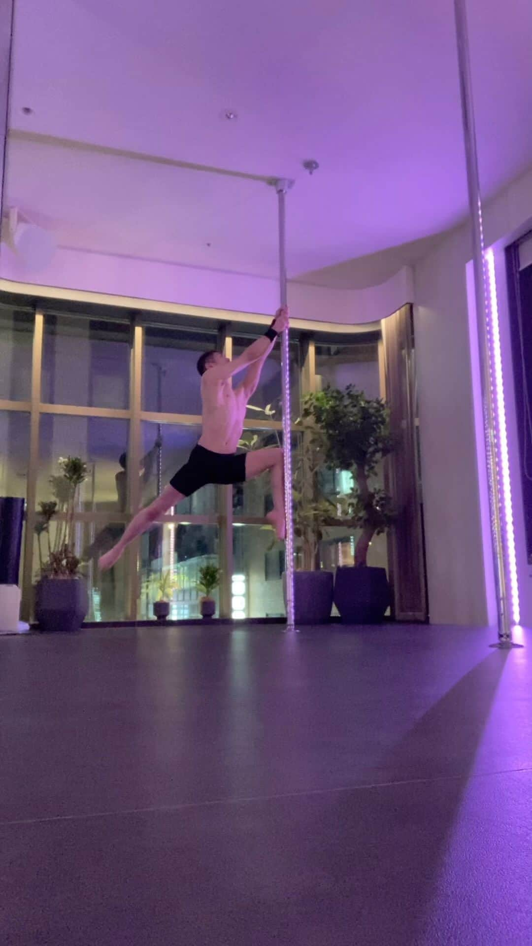 NISHIOのインスタグラム：「Inspired by @polenick 🙏✨ . . . . . #dance #dancer #performance #performer #polemove #pdstaticcombo #poledancemotivation #polelove #static #poletrickoftheday #pdshouldermount #pdtrick #noa #pop #japan #japanese #tokyo #東京 #ginza #銀座 #polish #ポールダンス #poledance #ダンス #トレーニング #ポールダンサー #ポールダンス初心者 #carnival #burlesque #cabaret」