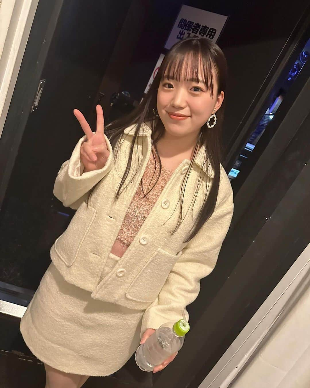 伊藤千由李のインスタグラム：「. 赤いマフラーしたらほぼほぼ雪だるま☃️🧣  #ライブ #xmas」