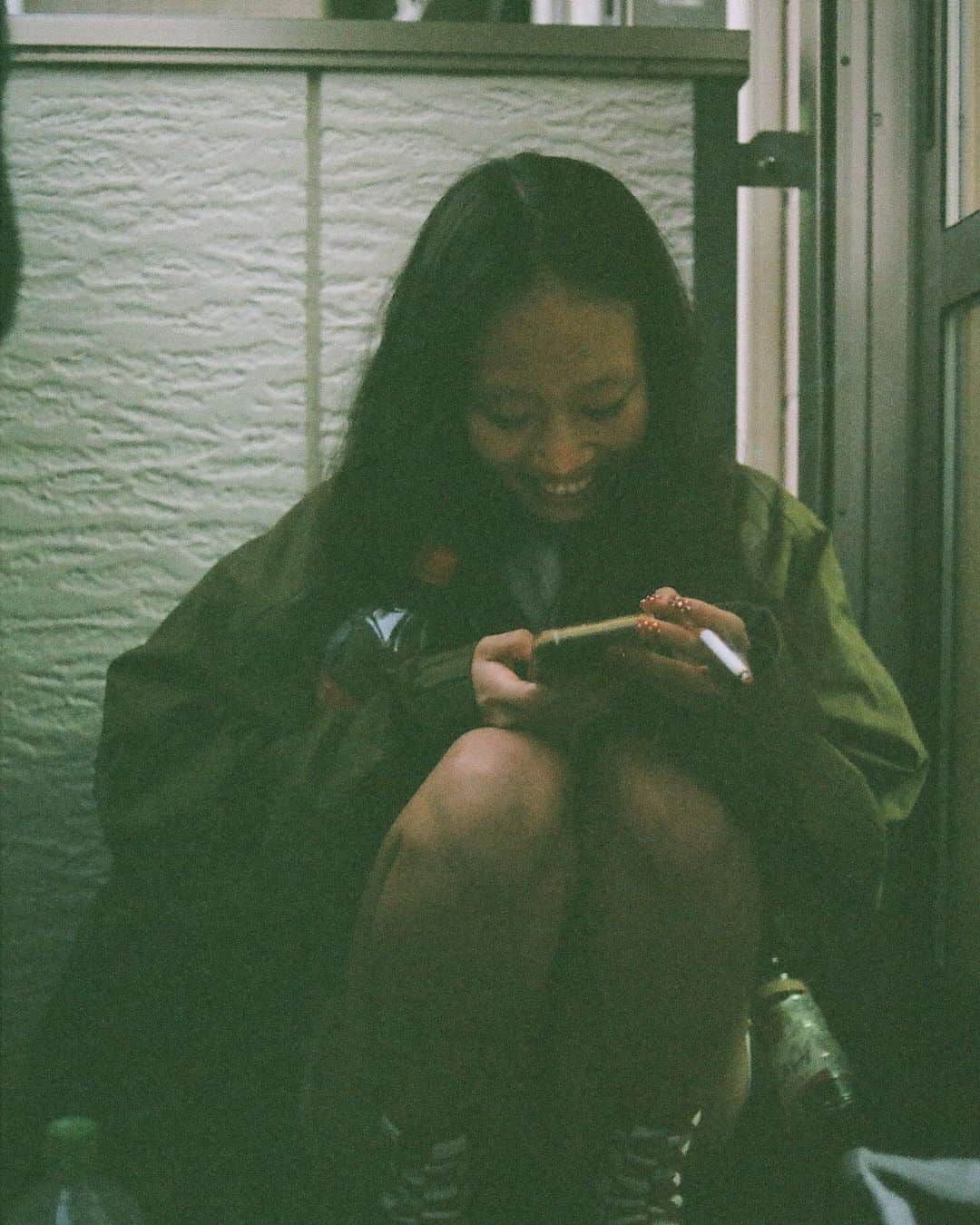 tsubame408のインスタグラム：「. コーラを小脇にかかえて☺️ これも見たことないつばめ📸 楽しそうすぎ😂😂 . #tokyo#tattoogilr#punkgirl#supergirl#swallowsnest_clothe#tsubame_私服#PUNKGIRL#tokyostyle#drmartens#streetsnap」