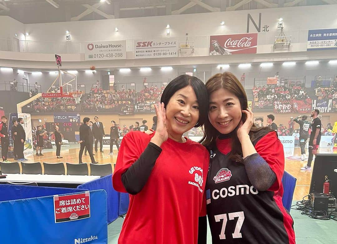 半井小絵のインスタグラム：「八王子ビートレインズ 🏀  オフィシャルパートナーのキャリアコンサルティングの皆様と一緒に応援しました。立川ダイスとの試合は負けてしまいましたが、次は勝利を⭐️  今回は女優のちかまろさんが初観戦☺️楽しんでもらえたみたいで嬉しいです。  タイラー・ガトリン、ヘッドコーチが通りかかって一緒に写真をパチリ📷」