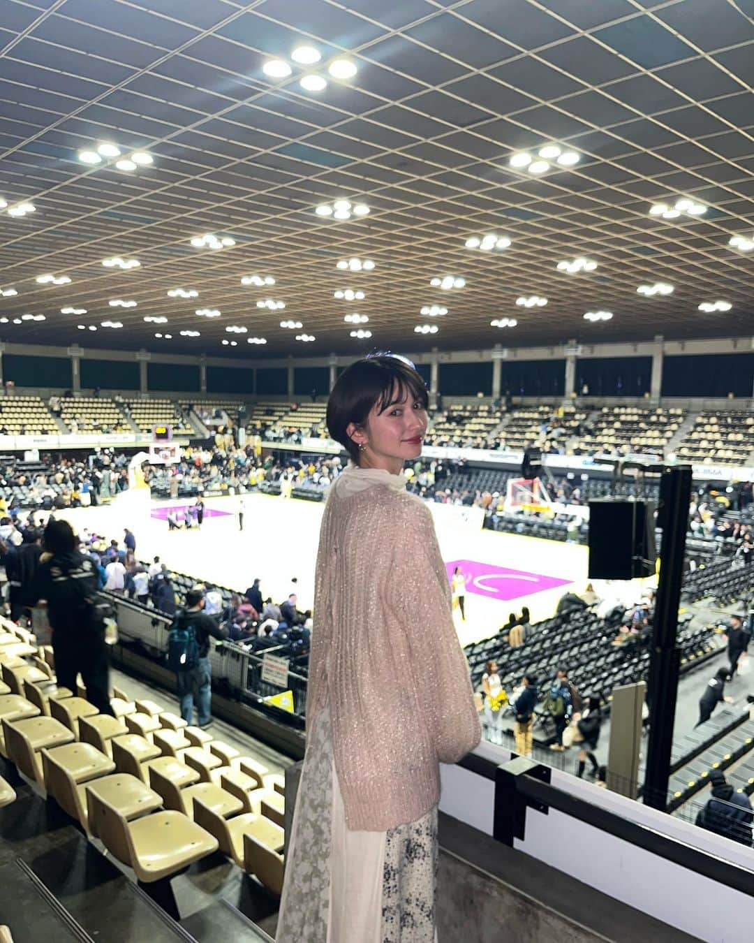 クリスティーナ菜波さんのインスタグラム写真 - (クリスティーナ菜波Instagram)「12/3 サンロッカーズ渋谷vs仙台89ERS　📍青山学院記念館  W杯を観てBリーグを観に行きたくなったというお母さんを連れて試合観戦に👭 この日は、渋谷の強度の高いディフェンスからの早い展開が観ていて気持ち良かった！！仙台の粘り強く良いところもたくさんあったけど、それを上回る渋谷の完成度の高さが勝敗を分けたのではと思います。  そして久しぶりのサンディ可愛かった🥲💓 最後の写真は会場の前でお母さんに撮ってもらった写真がただのポートレートで面白かったので🤣  #菜波の観戦日記 #loveB# Bマガジン#Bリーグ#サンロッカーズ渋谷#仙台89ERS#バスケ #basketball」12月9日 22時49分 - nanami10910