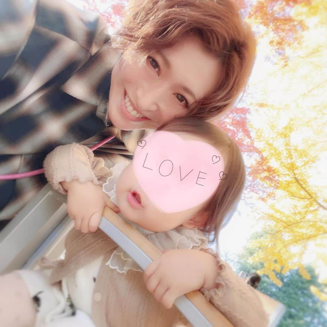 名塚佳織さんのインスタグラム写真 - (名塚佳織Instagram)「🍁 紅葉キレイだった〜♪  短い時間だったけど 楽しく幸せな時間♡  公園久しぶりだったなぁ…🕊️」12月9日 22時50分 - nazuka_kaori424