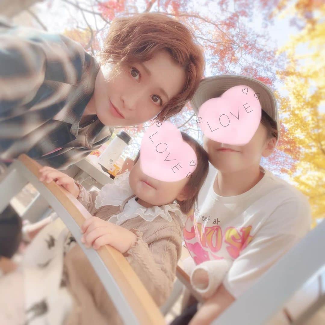 名塚佳織のインスタグラム：「🍁 紅葉キレイだった〜♪  短い時間だったけど 楽しく幸せな時間♡  公園久しぶりだったなぁ…🕊️」