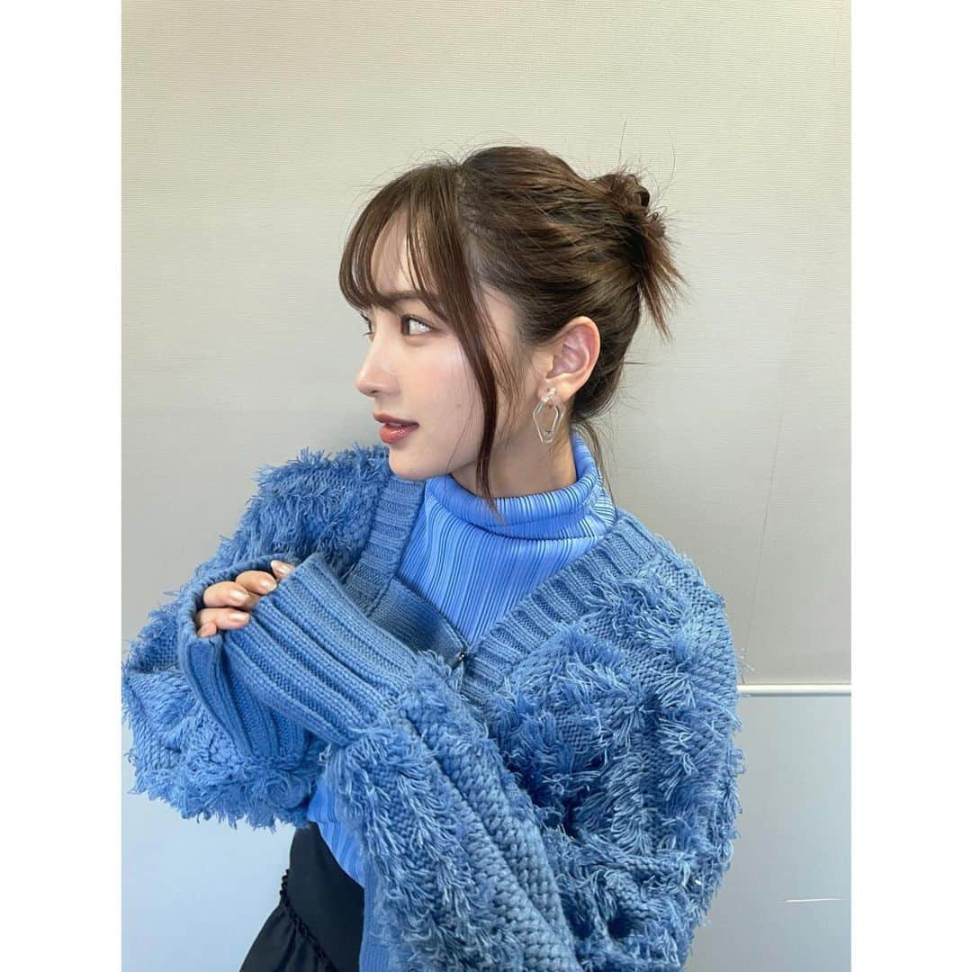 速瀬愛さんのインスタグラム写真 - (速瀬愛Instagram)「･ ･ ･ 王様のブランチ衣装💙 ̖́-  タートルカットソー @pleatspleaseisseymiyake  ニット @yeccavecca  スカート @jouetie_official」12月9日 22時52分 - ai_hayase_official