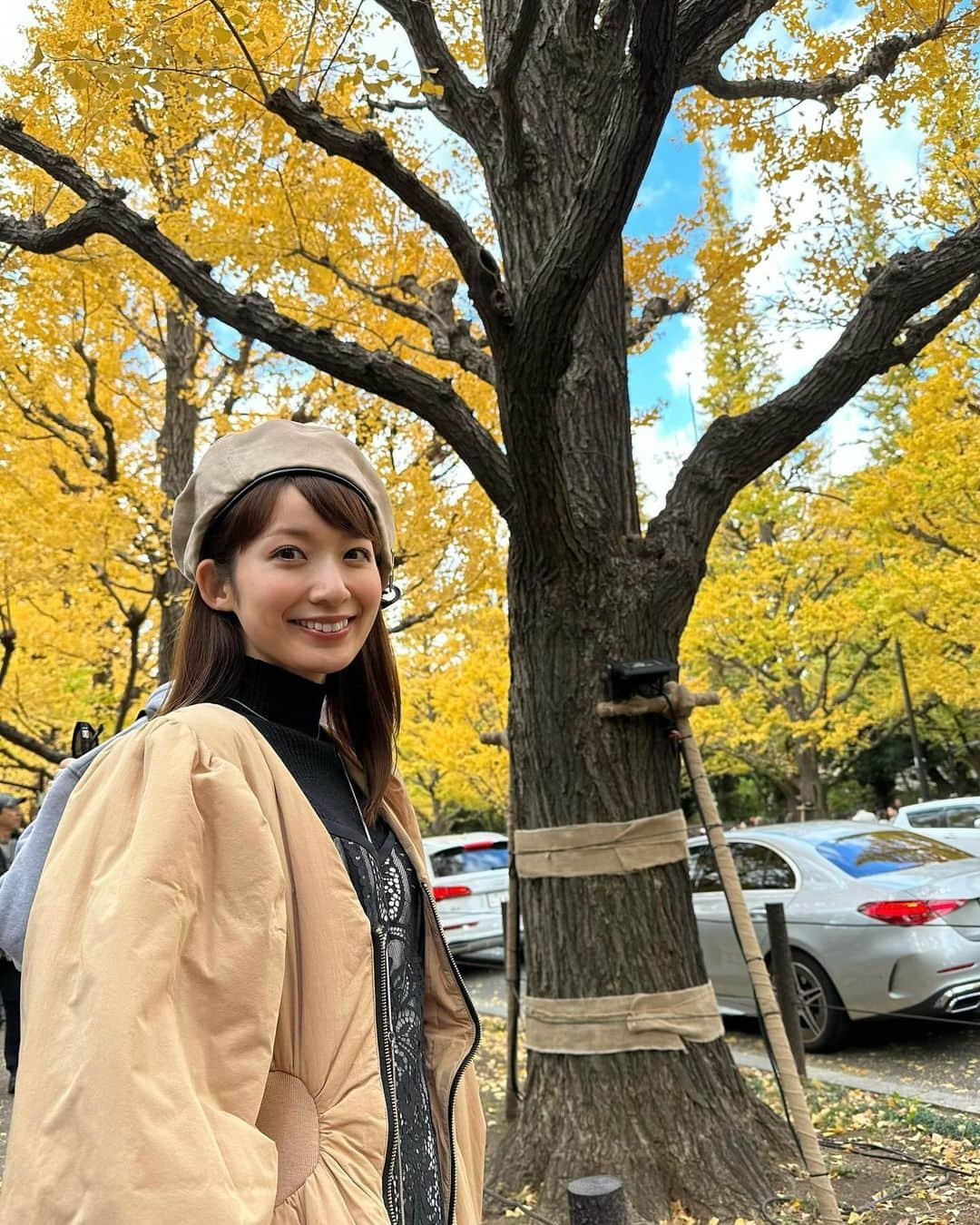 杉枝真結さんのインスタグラム写真 - (杉枝真結Instagram)「☺︎ a line of ginkgo trees! 外苑前の近くに立ち寄ったので いちょう並木を眺めに行ってきました💛  最近のお昼間は、それほど寒くもなく👏 お日様ぽかぽか気持ちよく過ごせて嬉しいです☺️  ・  【出演情報のお知らせです📢】  毎週土曜 深夜1:58〜放送 ytv「すもももももも！ピーチCAFE」 今夜〜年明けのオンエア、毎週出演します！！ @ytv_peachcafe 🍑  なんと今回は… #川田裕美 さん に代わって 番組店長としての出演となりますので いつもと違った私で登場しているかもしれません🤭 ぜひとも観てくださいねー！お楽しみに✨✨  #ytv #ピーチCAFE #店長 #OA #今夜 #外苑前 #外苑前いちょう並木 #銀杏並木 #お散歩 #いちょう並木 #日本 #Japan」12月9日 22時53分 - mayusugieda_official