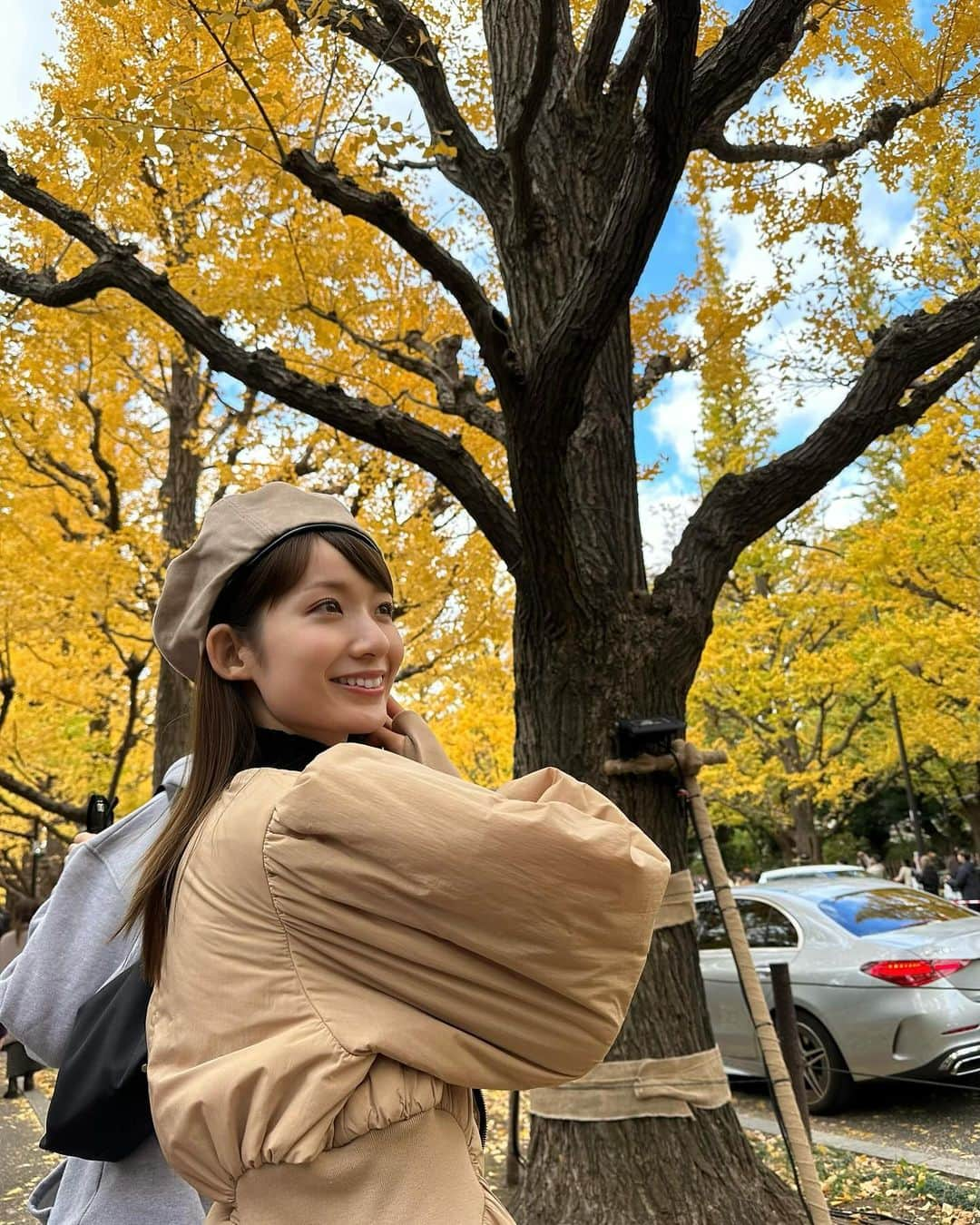 杉枝真結さんのインスタグラム写真 - (杉枝真結Instagram)「☺︎ a line of ginkgo trees! 外苑前の近くに立ち寄ったので いちょう並木を眺めに行ってきました💛  最近のお昼間は、それほど寒くもなく👏 お日様ぽかぽか気持ちよく過ごせて嬉しいです☺️  ・  【出演情報のお知らせです📢】  毎週土曜 深夜1:58〜放送 ytv「すもももももも！ピーチCAFE」 今夜〜年明けのオンエア、毎週出演します！！ @ytv_peachcafe 🍑  なんと今回は… #川田裕美 さん に代わって 番組店長としての出演となりますので いつもと違った私で登場しているかもしれません🤭 ぜひとも観てくださいねー！お楽しみに✨✨  #ytv #ピーチCAFE #店長 #OA #今夜 #外苑前 #外苑前いちょう並木 #銀杏並木 #お散歩 #いちょう並木 #日本 #Japan」12月9日 22時53分 - mayusugieda_official