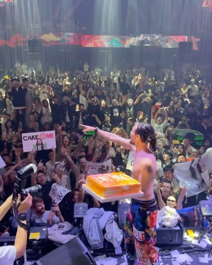 スティーヴ・アオキのインスタグラム：「Chengdu 🇨🇳 ❤️ my 🎂  1. China make some of the best damn cakes in the world. Thick fluffy and creamy affff  2. Best hair gel in the game courtesy of Steve Aoki 3. More of a body shot but worthy of the carousel  4. There’s always someone in the crowd that can’t contain themselves when I drop some demon slayer  5. Snippet of my new remix w/ @iamkaaze for my bro @davidguetta  6. Had some of the best chinese food in Hangzhou. Wow. This soup. The lotus. Even ate some lily flowers.  7. Love a co2 gun that got a soft spray with no kick back. That just showers and not snipes. 8. Me w/ @inxx.official crew  9. Love ur signs. Especially the ones I know took hours to make. I promise they don’t go unnoticed. It means a lot to me to see them. Thank you.  10. I made pants out of my tees. @aoki1of1」