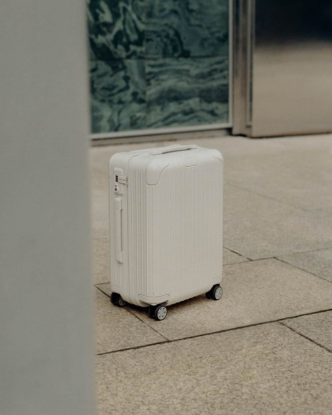 リモワさんのインスタグラム写真 - (リモワInstagram)「Meet your travel match with the RIMOWA Essential Cabin in White.   #RIMOWA #RIMOWAessential」12月9日 23時00分 - rimowa