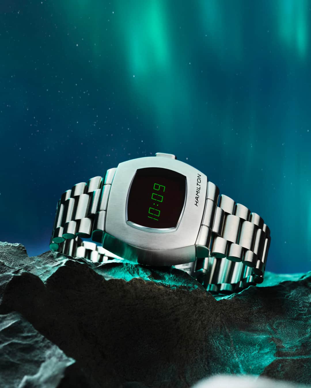 Hamilton Watchのインスタグラム：「Add a touch of futurism this festive season, with Hamilton's iconic PSR Digital Quartz. Known for its ground-breaking technology, the PSR was a firm favorite among Jack Nicholson, Joe Frazier, Elton John and Keith Richards.  #hamiltonwatch #happyholidayswhereveryouare」