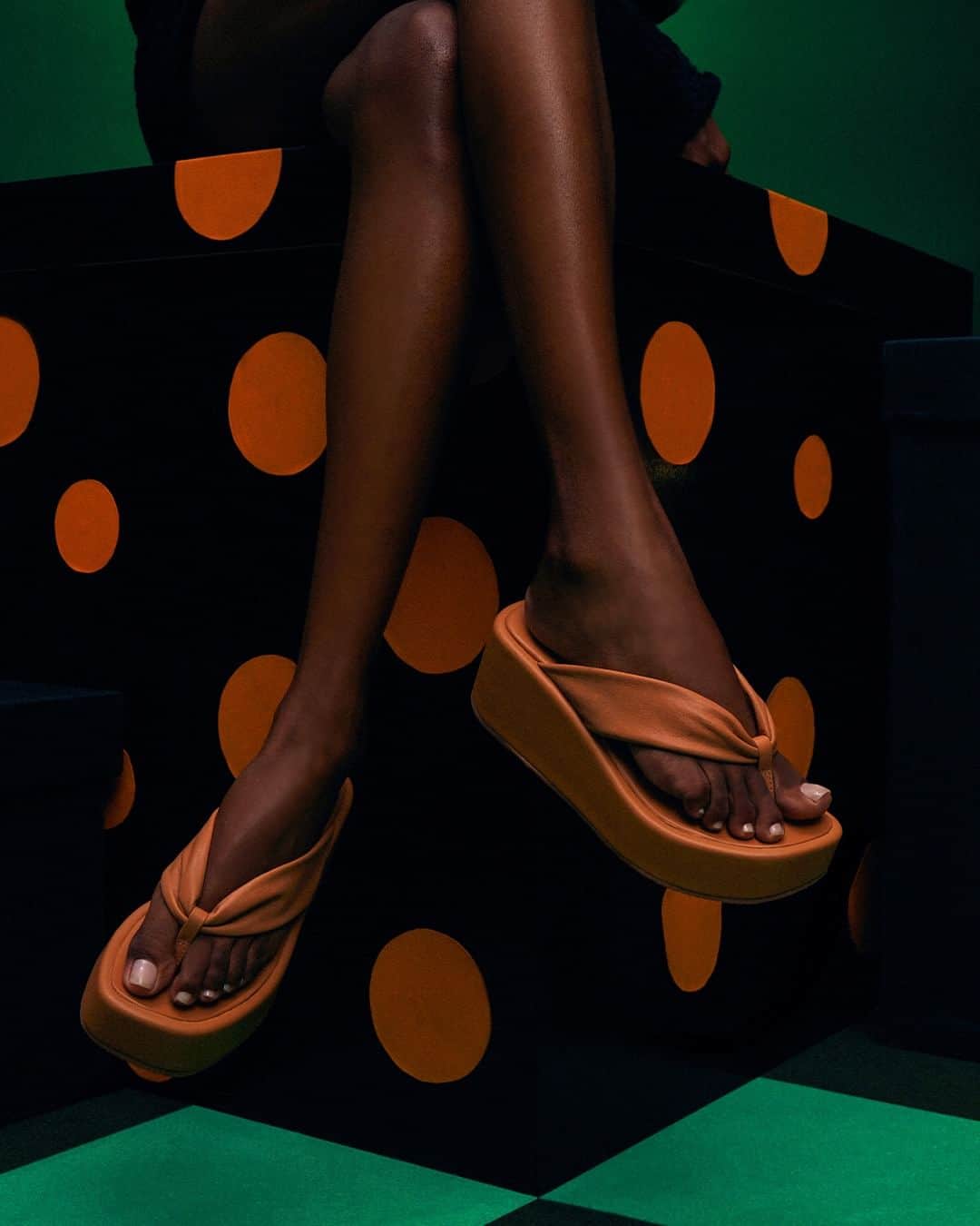 Santa Lollaのインスタグラム：「A flatform de dedo está no topo da lista dos shapes in da vez. Com tiras largas e macias, a construção promete versatilidade e muita atitude fashion para as produções da temporada. [ 055B.3608.02E7.0477 | R$269,90 ] #santalolla #santalollanatal23 #flatform #giftguideSL」