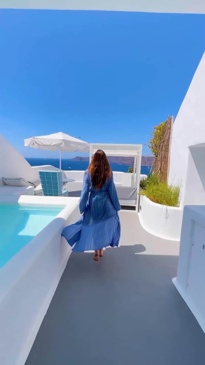 BEAUTIFUL DESTINATIONSのインスタグラム：「Blue skies and pure bliss at @kirinisantorini, a hidden gem nestled in the picturesque cliffs of Santorini. ✨  Wake up to stunning sunrises from your beautifully designed suite, take a dip in the infinity pool overlooking the Caldera, and explore the island’s rich culture on your stay. 🗺️  We can’t wait to hear from you. Have you been to Santorini before? Tell us about your favorite things to do here. ✍🏻  📍 Katikies @kirinisantorini, Greece 🎶 Abel Korzeniowski - Dance For Me Wallis」