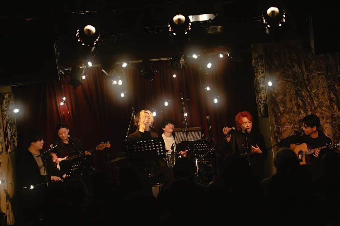 シズクノメさんのインスタグラム写真 - (シズクノメInstagram)「ACOUSTIC LIVEありがとうございました‼️  普段と違ったシズクノメはいかがでしたか？楽しかったかな？🤔  次回12/26(火) "HOME PARTY 2023～大忘年会～" 盛大に今年ラストに遊びましょう🎉  イベントも考案中🎪 お楽しみに✨️  チケットのご購入はこちらから👇 https://eplus.jp/sf/detail/3996160001-P0030001  #シズクノメ」12月9日 23時00分 - shizukunome_