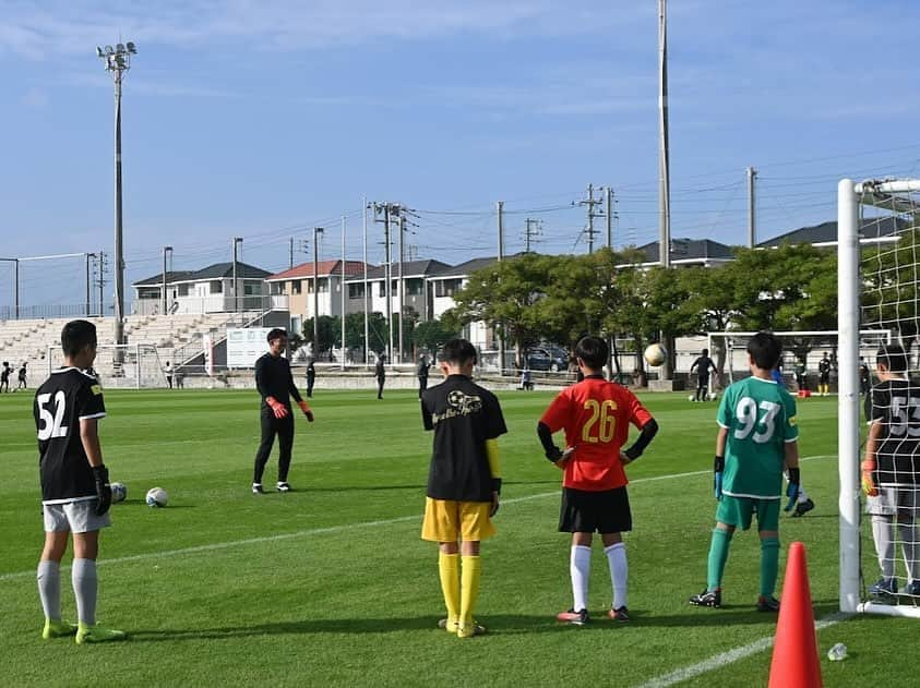 権田修一さんのインスタグラム写真 - (権田修一Instagram)「2020年のコロナ禍にFC東京U-15時代の仲間と共に構想を練り始め、2021年からスタートしたONE GKプロジェクト。 ついに今日、念願のリアルイベントを実施する事ができました！  『日本のGKを世界へ』をキーワードにGKの普及や育成。 選手同士のコミュニティの場として立ち上げたこの組織がやっと一歩踏み出す事ができました。 12月のこの時期に気候もグラウンドも素晴らしい東風平サッカー場で未来ある子供達に僕らの大事にする事やGKにとって大切な事を伝える事ができたとても有意義な楽しい時間でした。  今回の活動に協力、協賛して下さった全ての皆さん本当にありがとうございました！ これからもONE GKは日本のGKの為に色々と活動していこうと思うのでよろしくお願いします。  今回の活動の様子はONE GKの公式YouTubeチャンネルやBS日テレの月刊GKでも放送されるので、是非チェックしてみてください！  #ONEGK #いちご株式会社 #八重瀬町 #東風平サッカー場 #JTA #やっぱりステーキ #FC琉球 #廣永遼太郎 #ポープウィリアム #高丘陽平 #積田景介 #田口潤人 #ジョンジワン #飯高弘章」12月9日 23時13分 - shuichi33g